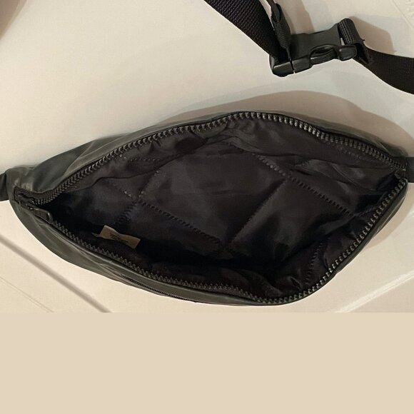 66º North brand waterproof unisex crossbody/bum/fanny pack - Picture 3 of 4